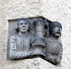 Dieses Relief am Haus Neißstraße 23 weist auf die Nutzung als Schankwirtschaft hin.