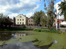 Im alten Brauhof am Dorfteich wohnten die Kü:nstler und malten den Blick von dort